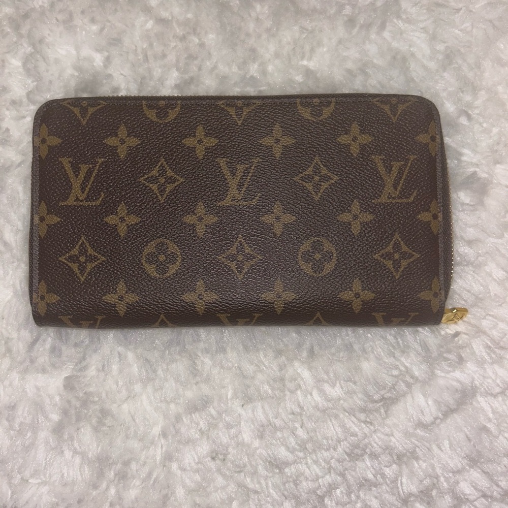 Louis Vuitton zippy organizer